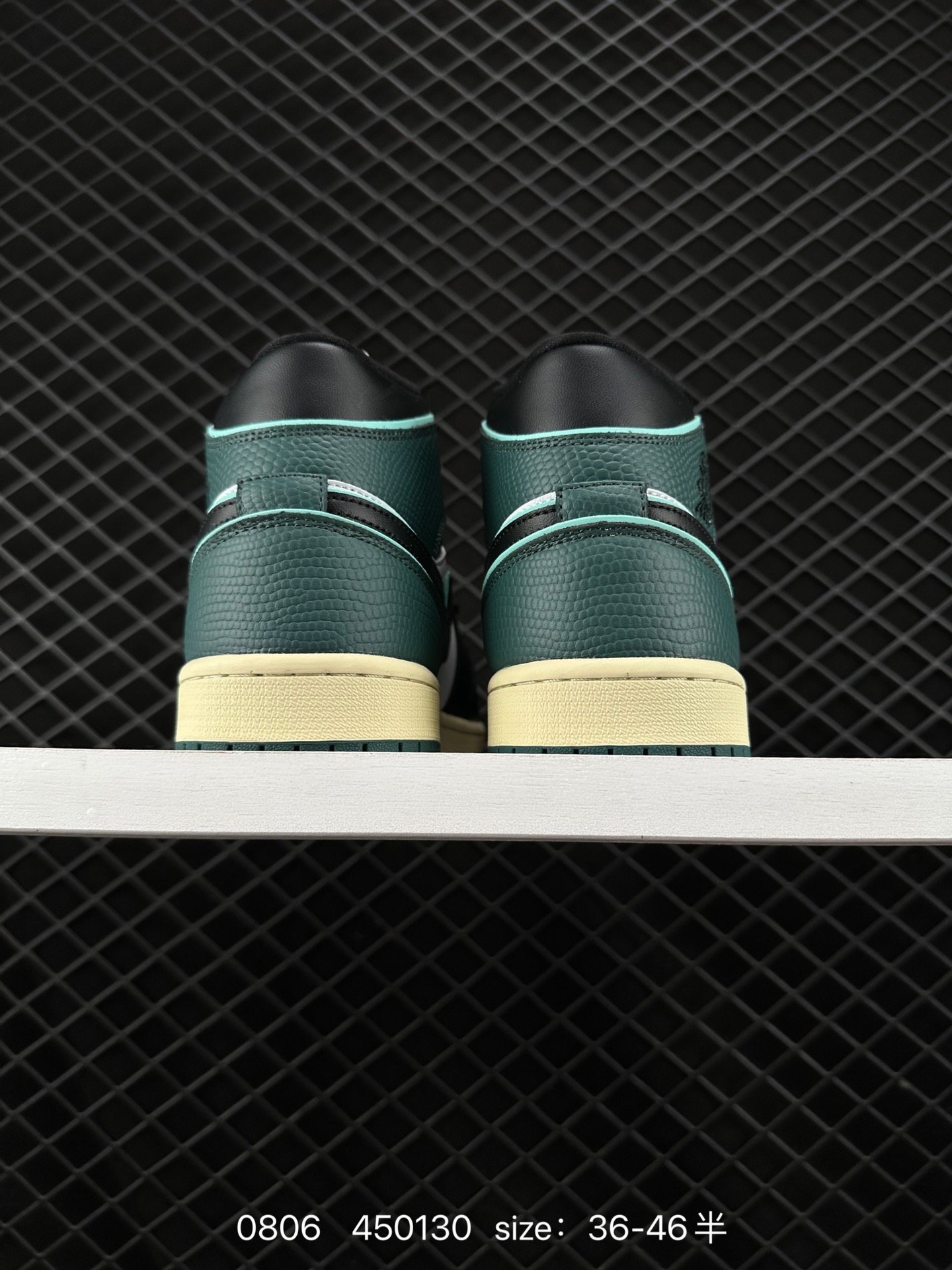 （NIKE）AIR JORDAN 1 MID